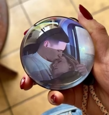 Los recuerdos de seres queridos o mascotas en una esfera de crystal